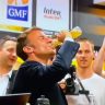 El presidente francés bebe cerveza mientras celebra con Toulouse